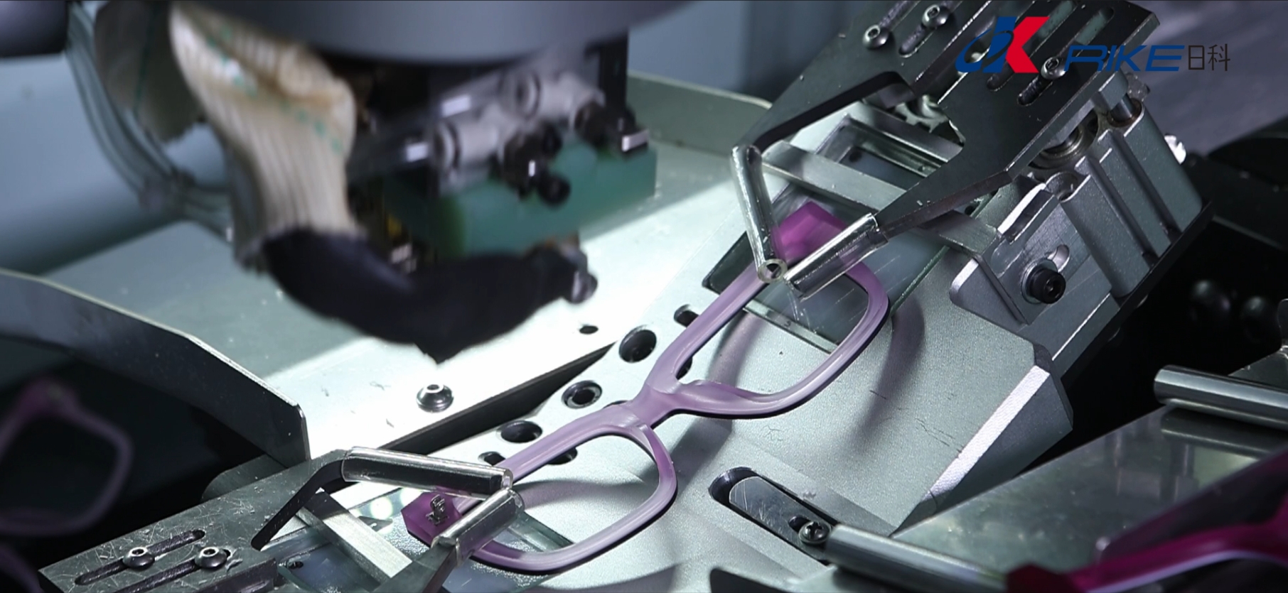  Fully Automatic Eyeglass Hinge Insertion Machine